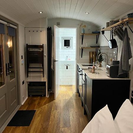 Luxury Shepherds Hut - The Sweet Pea By The Lake يورك المظهر الخارجي الصورة