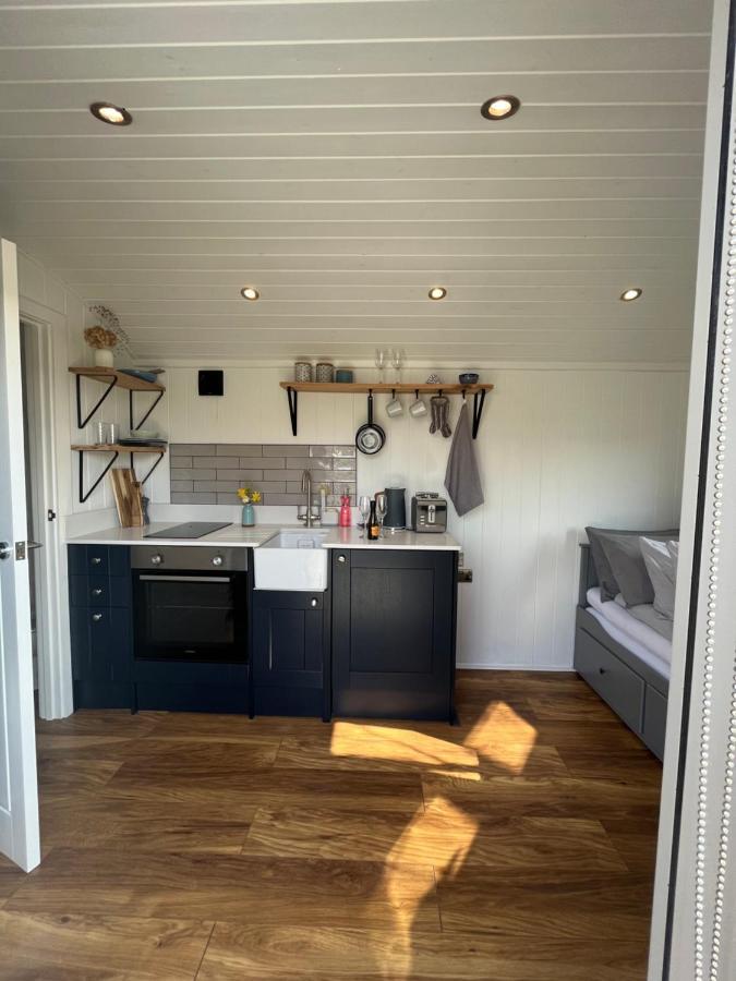 Luxury Shepherds Hut - The Sweet Pea By The Lake يورك المظهر الخارجي الصورة