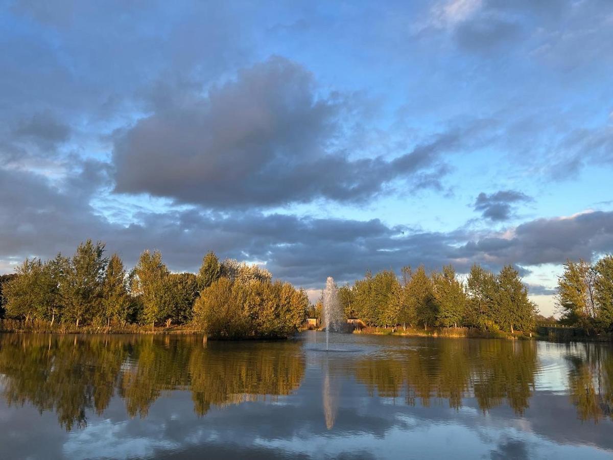 Luxury Shepherds Hut - The Sweet Pea By The Lake يورك المظهر الخارجي الصورة