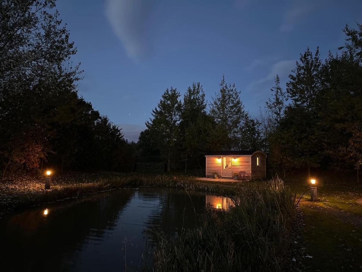 Luxury Shepherds Hut - The Sweet Pea By The Lake يورك المظهر الخارجي الصورة