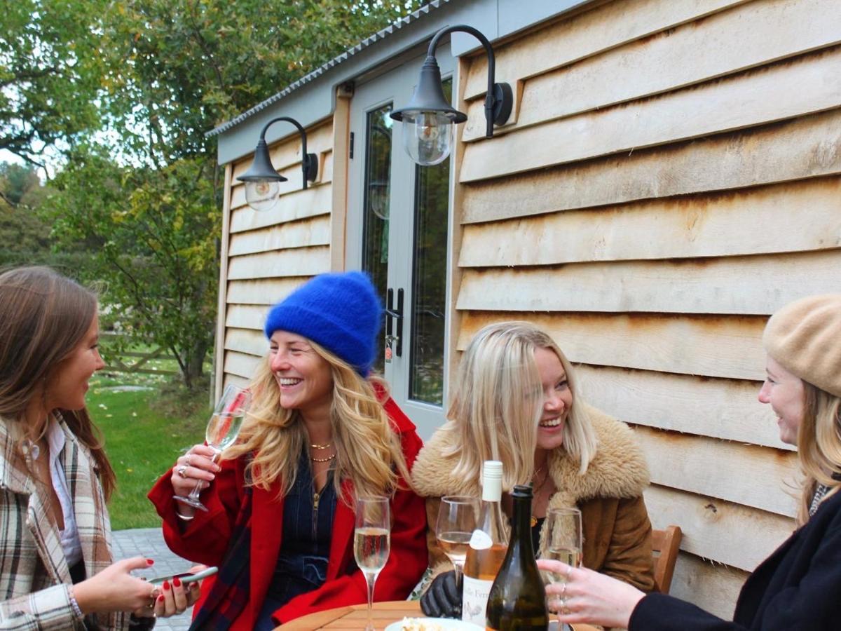 Luxury Shepherds Hut - The Sweet Pea By The Lake يورك المظهر الخارجي الصورة