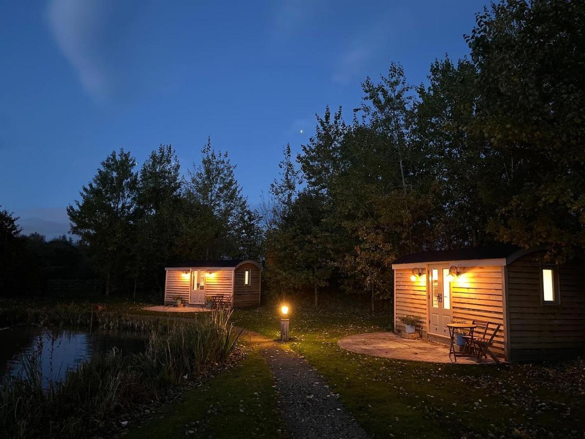 Luxury Shepherds Hut - The Sweet Pea By The Lake يورك المظهر الخارجي الصورة