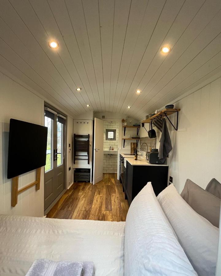 Luxury Shepherds Hut - The Sweet Pea By The Lake يورك المظهر الخارجي الصورة