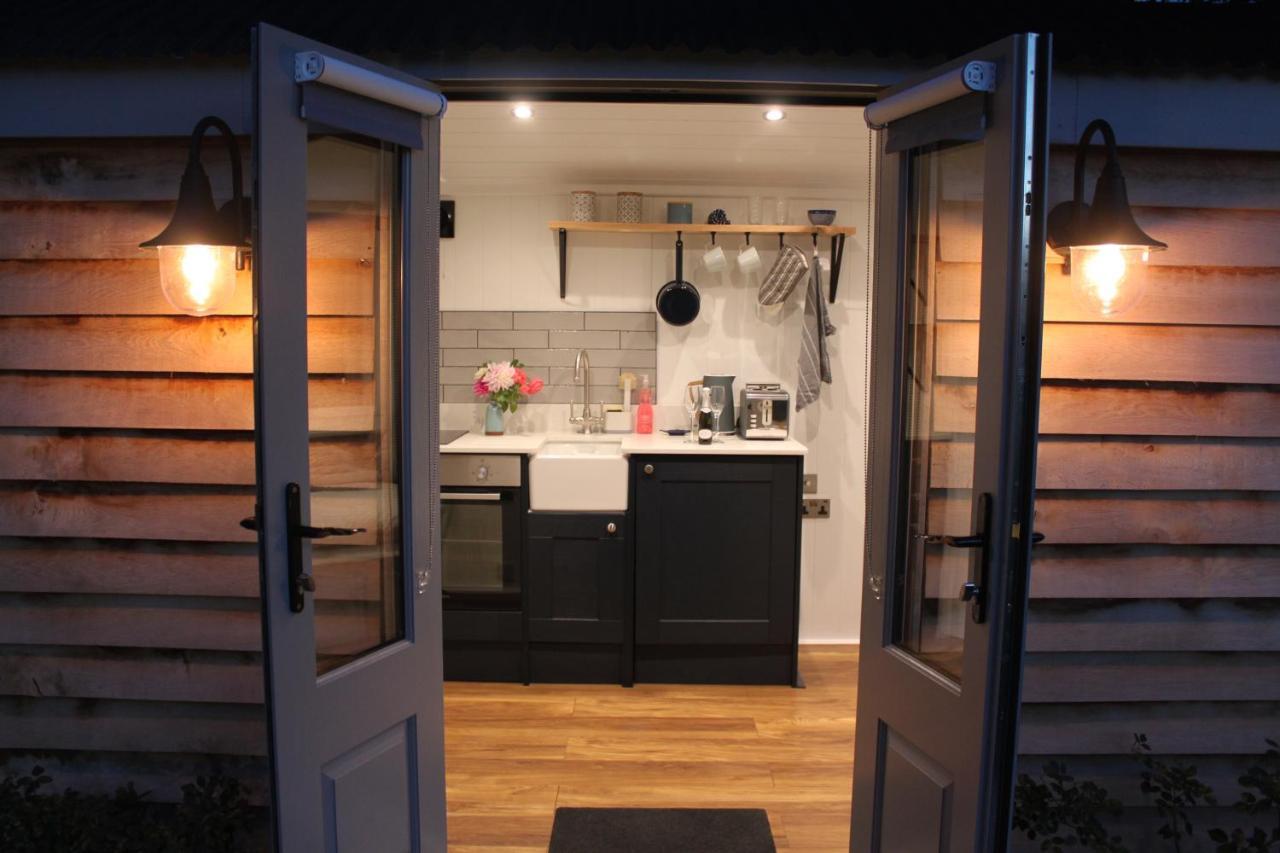 Luxury Shepherds Hut - The Sweet Pea By The Lake يورك المظهر الخارجي الصورة