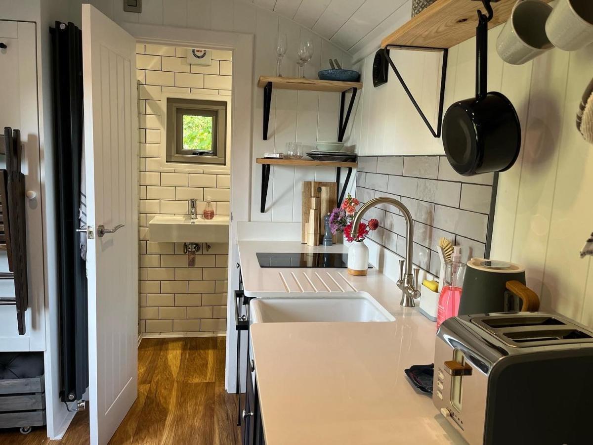 Luxury Shepherds Hut - The Sweet Pea By The Lake يورك المظهر الخارجي الصورة